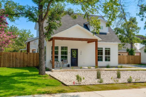 Rosé Retreat: Luxurious Getaway for 6, Hot Tub, Steps to Main Street